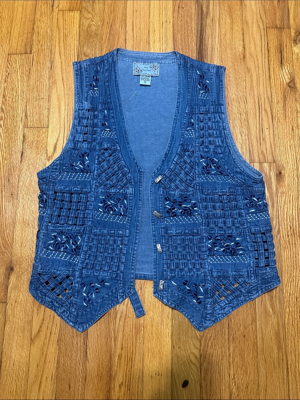NWOT Vintage New directions Embroidered Blue Denim Vest- size medium